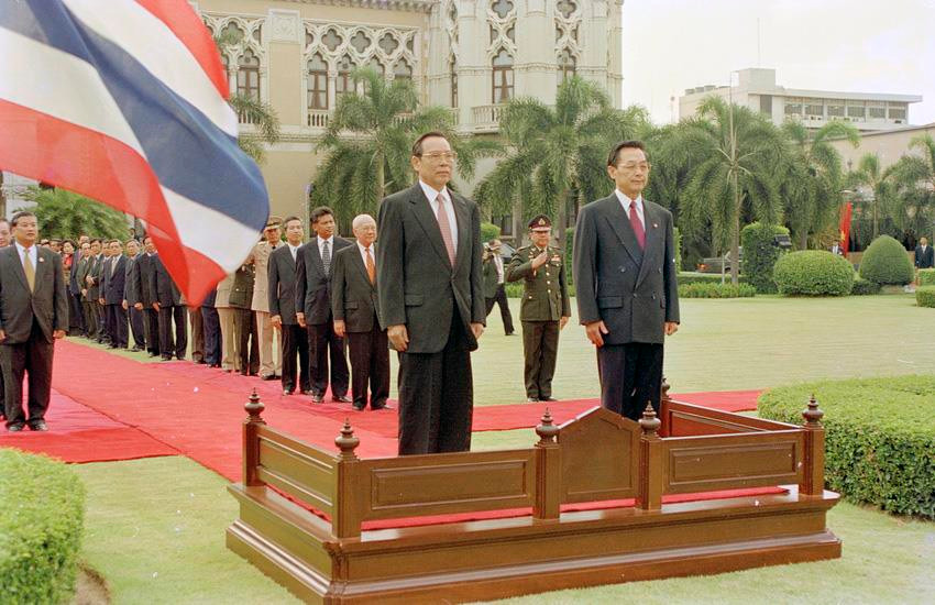 Le Premier ministre thaïlandais Chuan Leekpai présida la cérémonie d’accueil en faveur de son homologue vietnamien Phan Van Khai, en visite officielle du 9 au 12 mai 2000 en Thaïlande