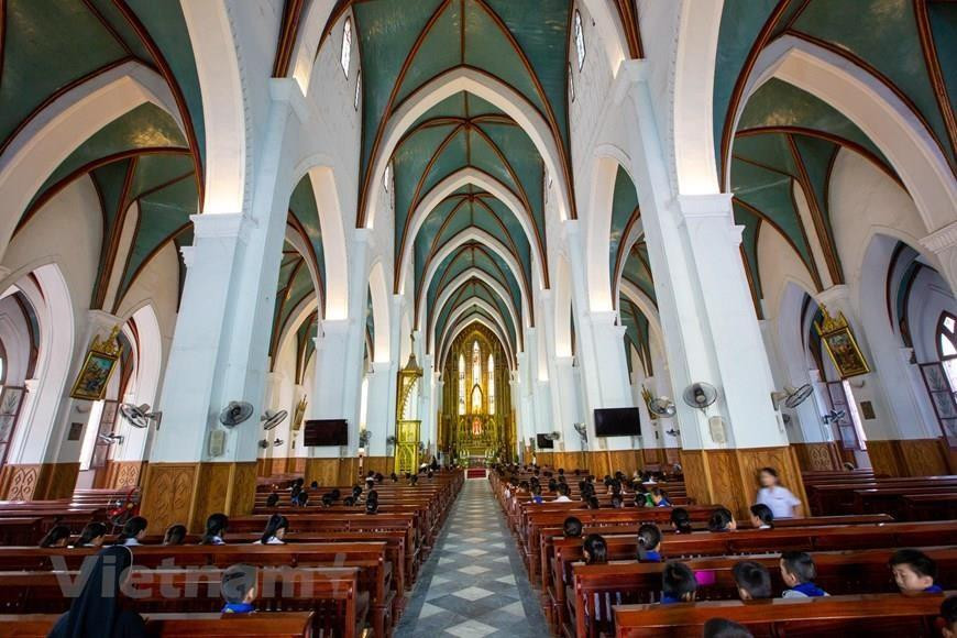 L’église fait 67 m de longueur, 23 m de hauteur et 31 m de largeur. Elle comprend quatre rangées de colonnes, cinq lobes pouvant accueillir de 4.000 à 5.000 personnes 