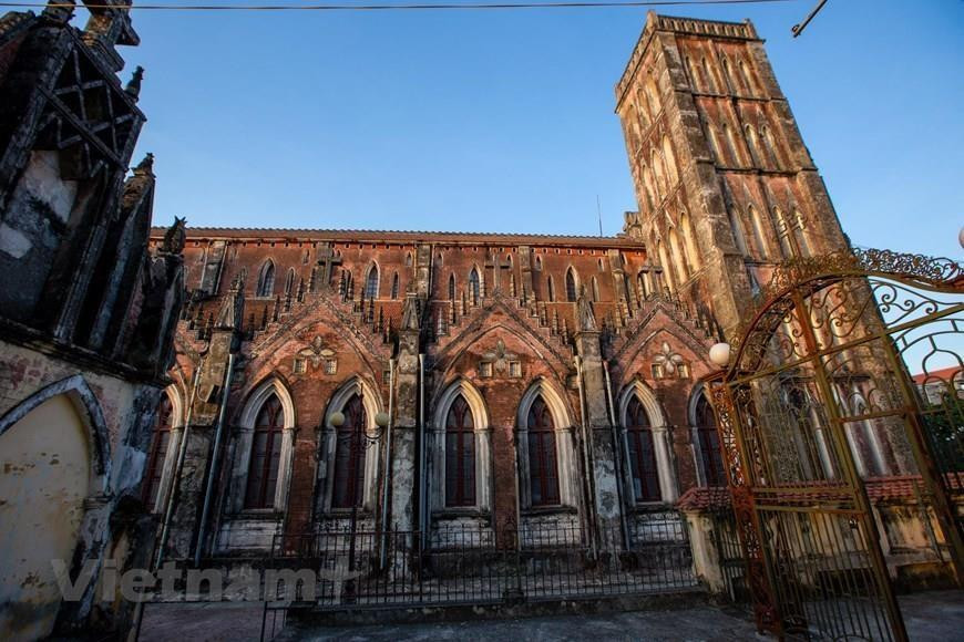 Ressemblant à la plupart des églises occidentales, l’église de la basilique So Kien comporte également des vitraux reflétant des saints ou des événements bibliques 