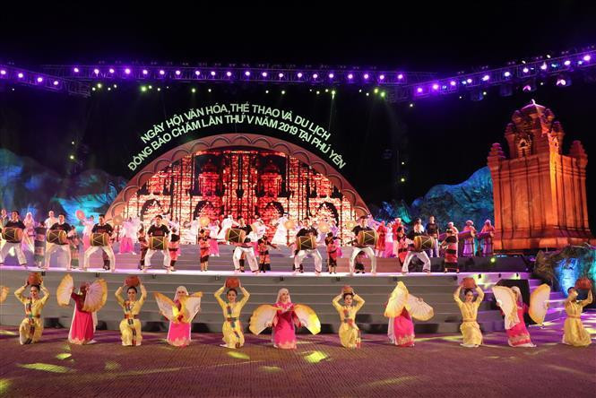 La cinquième édition de la Fête de la Culture, des Sports et du Tourisme des Cham s’est ouverte lundi soir dans la ville de Tuy Hoa, chef-lieu de la province de Phu Yên (Centre).