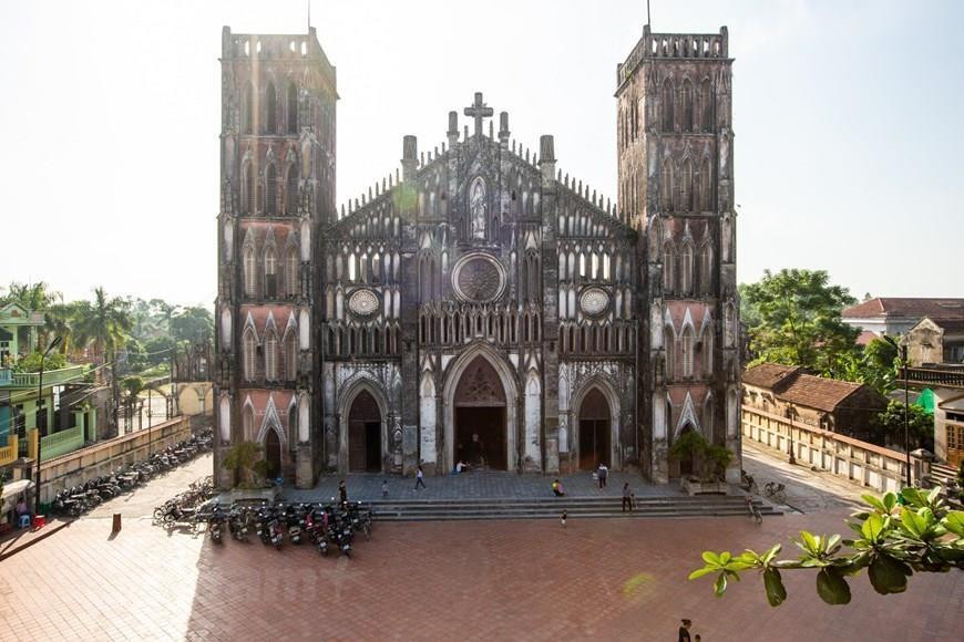 La basilique de l'Immaculée-Conception So Kien est située dans la ville de Kien Khe, district de Thanh Liem, province de Ha Nam, à environ 60 km au Sud de Hanoï. 