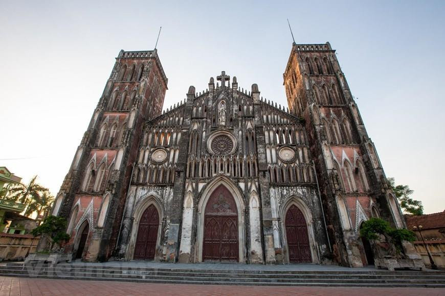 Le complexe de la basilique So Kien présente un style gothique typique, comprenant une église principale, une maison de l'évêque et un séminaire 