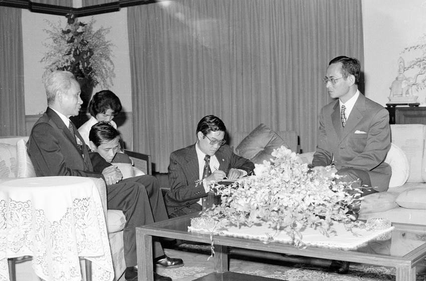 Dans le cadre de sa visite du 6 au 10 septembre 1978 en Thaïlande, le Premier ministre Pham Van Dong a été reçu par le roi de Thaïlande Bumibol Adulyadej.