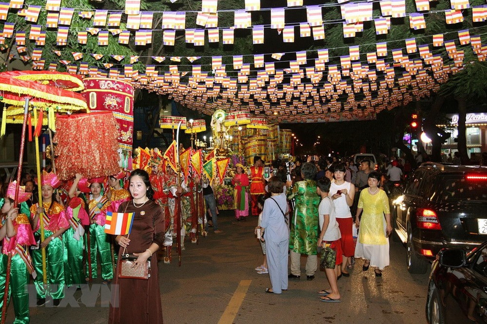  Dignitaires, bonzes, bonzesses et fidèles bouddhistes à la cérémonie de procession des reliques de Bouddha.