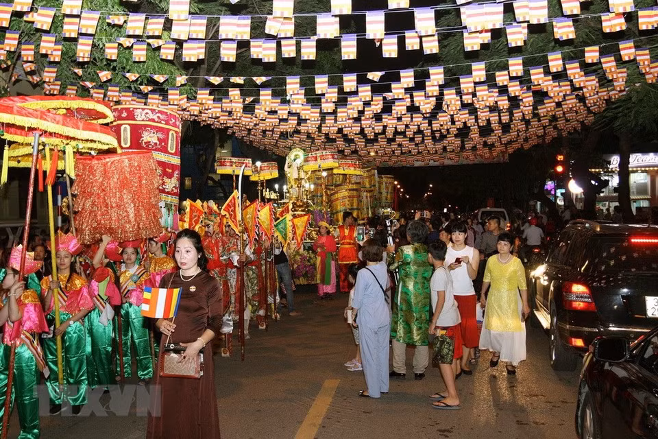  Dignitaires, bonzes, bonzesses et fidèles bouddhistes à la cérémonie de procession des reliques de Bouddha. 