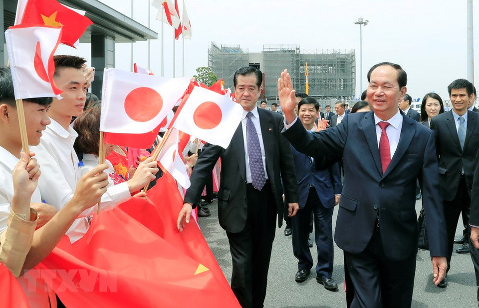  Des membres du corps diplomatique vietnamien, des étudiants et des Vietnamiens résidant au Japon accueillent le président Tran Dai Quang et son épouse à l'aéroport.