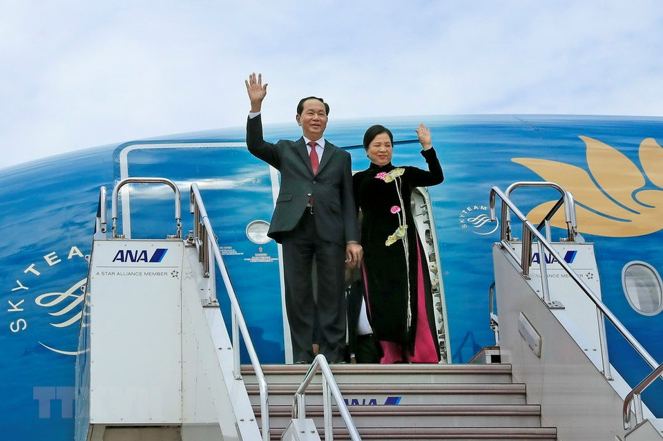  Le président vietnamien Tran Dai Quang et son épouse à l'aéroport international Haneda de Tokyo, au Japon. 
