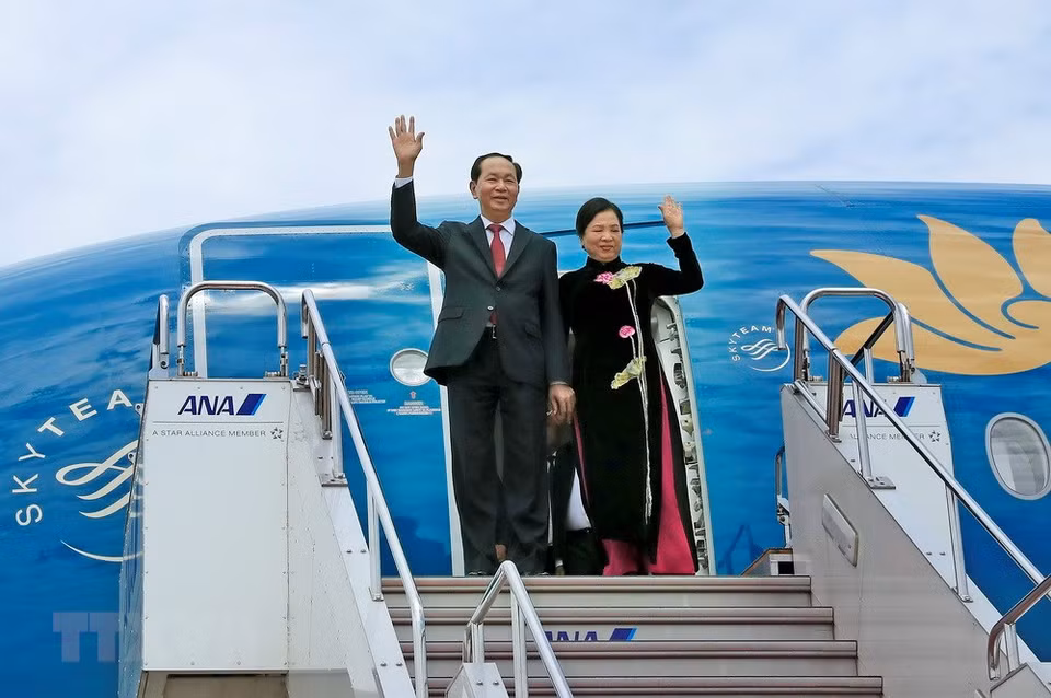  Le président vietnamien Tran Dai Quang et son épouse à l'aéroport international Haneda de Tokyo, au Japon. 