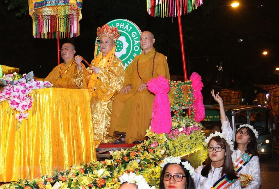  Dignitaires, bonzes, bonzesses et fidèles bouddhistes à la cérémonie de procession des reliques de Bouddha. 