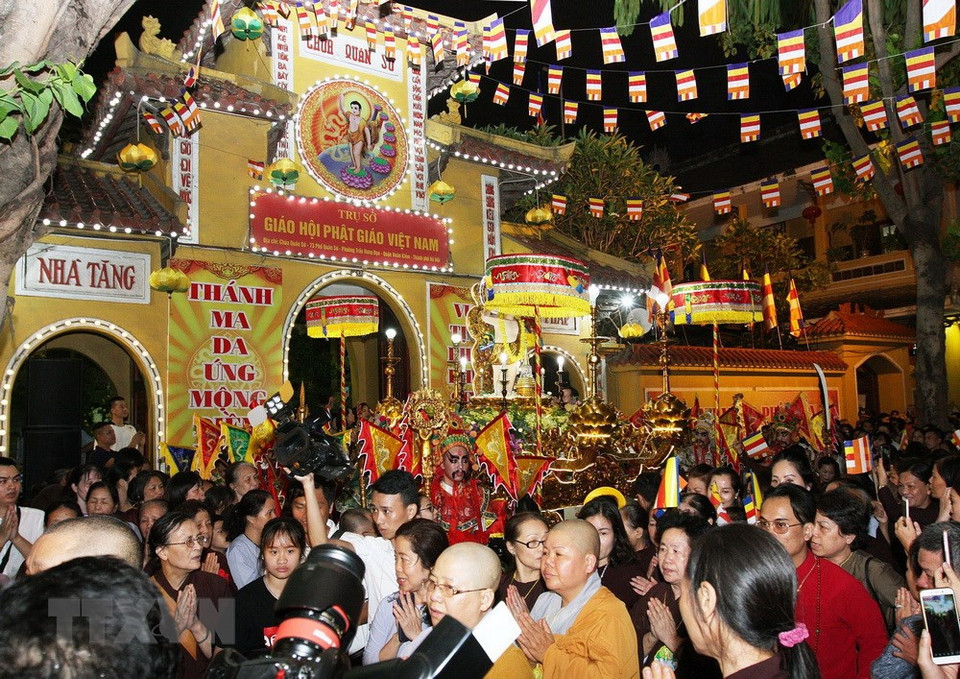  Dignitaires, bonzes, bonzesses et fidèles bouddhistes à la cérémonie de procession des reliques de Bouddha. 