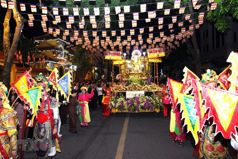  Des reliques de Bouddha se présentent sous la forme de perles cristallines, de fragments d'os et d'autres restes du corps recueillis après la crémation. En dépit des siècles ou des millénaires passés, elles sont restées intactes avec le temps.