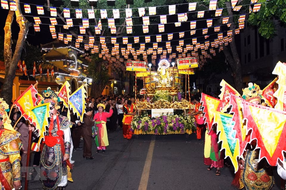  Des reliques de Bouddha se présentent sous la forme de perles cristallines, de fragments d'os et d'autres restes du corps recueillis après la crémation. En dépit des siècles ou des millénaires passés, elles sont restées intactes avec le temps. 
