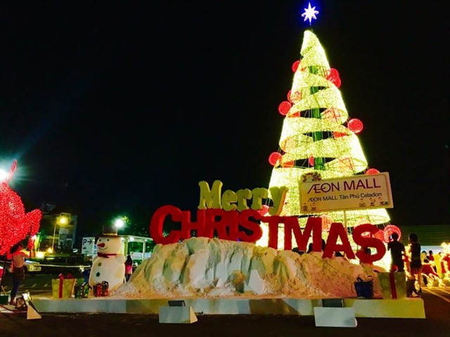 Bien sûr, les plus grands centres commerciaux comme Vincom, Parkson, Saigon Center, Diamond, Kumho sont aux couleurs de Noël avec sapins, rennes, bonhommes de neige... Le centre commercial Aeon Mall (dans l’arrondissement Phu Tân) mérite une mention spéciale avec ses chemins décorés par des LED, ses vraies petites promenades étincelantes et ses jolis souvenirs à la clé.