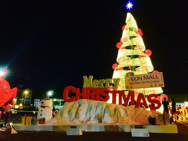Bien sûr, les plus grands centres commerciaux comme Vincom, Parkson, Saigon Center, Diamond, Kumho sont aux couleurs de Noël avec sapins, rennes, bonhommes de neige... Le centre commercial Aeon Mall (dans l’arrondissement Phu Tân) mérite une mention spéciale avec ses chemins décorés par des LED, ses vraies petites promenades étincelantes et ses jolis souvenirs à la clé.