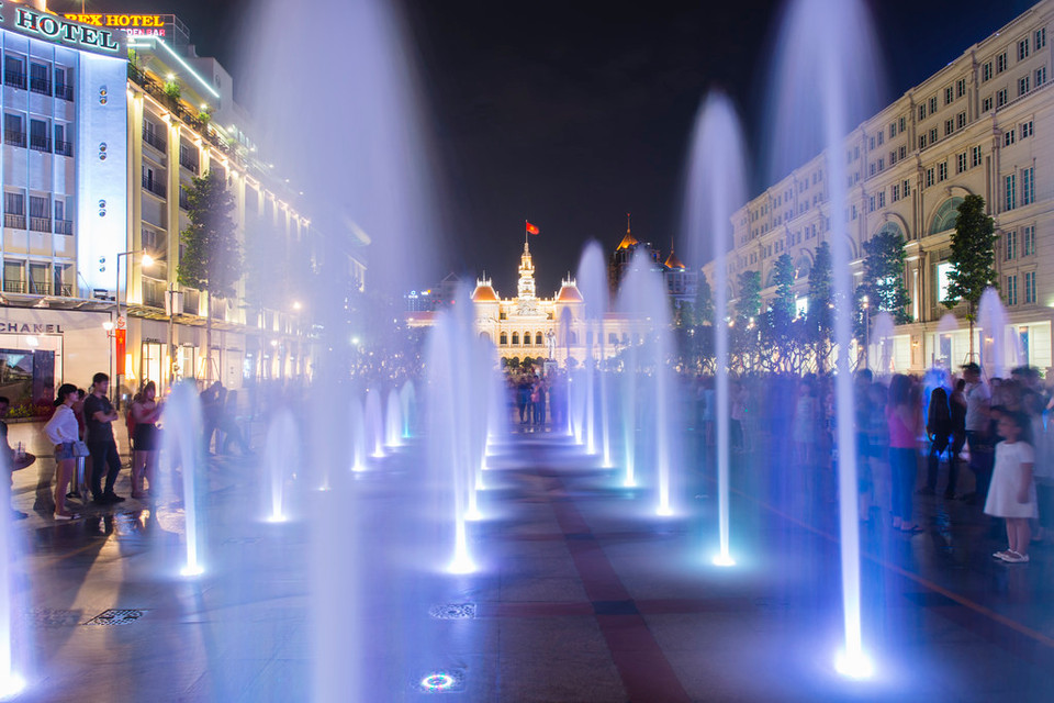 Avec ses splendides décorations, la rue piétonne Nguyên Huê est un lieu idéal pour les jeunes la nuit de Noël. Elle abrite de nombreux restaurants, hôtels, grands centres commerciaux comme Tex, Tax... Chaque lieu offre un style de décoration différent faisant de l’ensemble un espace rayonnant de splendeur. C'est là que l'on trouve l’ambiance de Noël la plus animée. Avec la multitude de lieux de loisirs et de restaurants, c'est un lieu parfait pour la nuit de Noël.