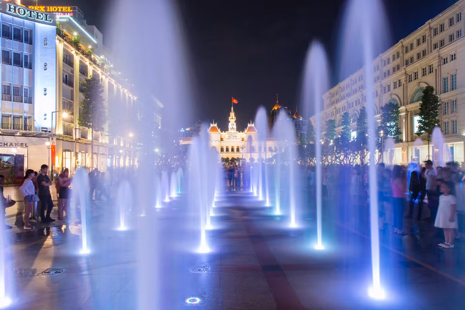 Avec ses splendides décorations, la rue piétonne Nguyên Huê est un lieu idéal pour les jeunes la nuit de Noël. Elle abrite de nombreux restaurants, hôtels, grands centres commerciaux comme Tex, Tax... Chaque lieu offre un style de décoration différent faisant de l’ensemble un espace rayonnant de splendeur. C'est là que l'on trouve l’ambiance de Noël la plus animée. Avec la multitude de lieux de loisirs et de restaurants, c'est un lieu parfait pour la nuit de Noël.