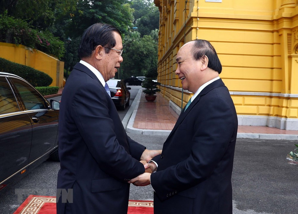 Le Premier ministre cambodgien, Samdech Akka Moha Sena Padei Techo Hun Sen (gauche) est accueilli par son homologue vietnamien Nguyên Xuân Phuc. 