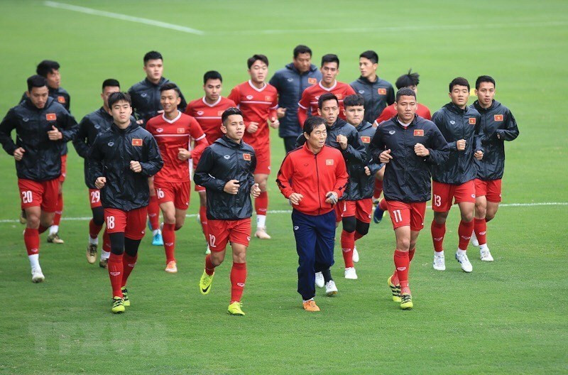 Les joueurs vietnamiens entament la séance d'entraînement.