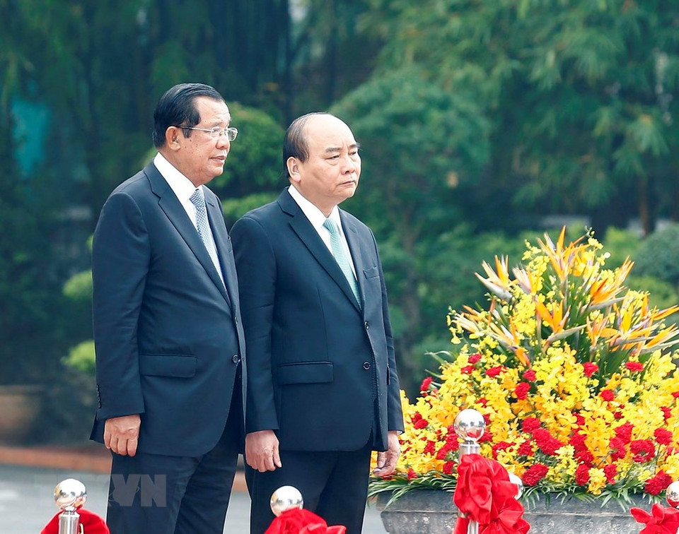 La cérémonie d'accueil officielle du Premier ministre Techo Hun Sen a été solennellement organisée à Hanoi selon les rites les plus solennels. 