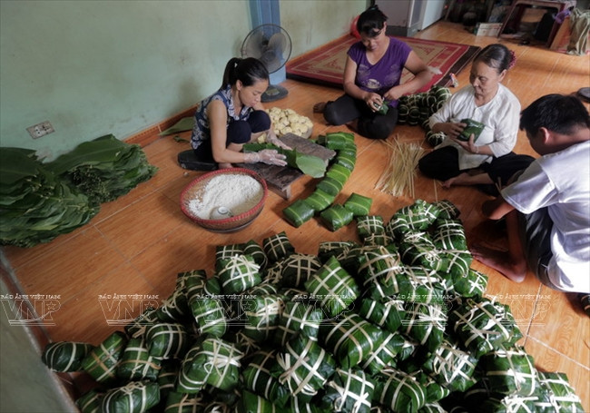 La confection des bánh chưng fait vivre 200 familles à Tranh Khuc.