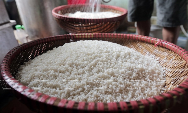 Le riz gluant est acheté à Hai Duong.