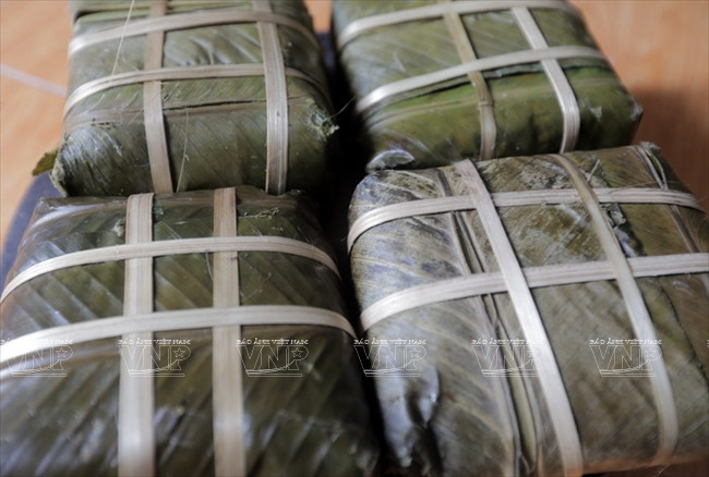 Les bánh chưng cuits sont laissés à égoutter.