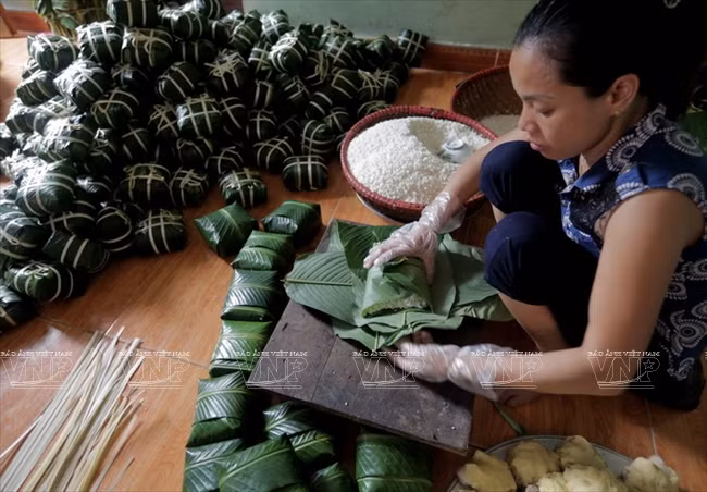 Mme Ha Thi Hiên, une villageoise de Tranh Khuc, peut fabriquer 170 bánh chưng en une heure.
