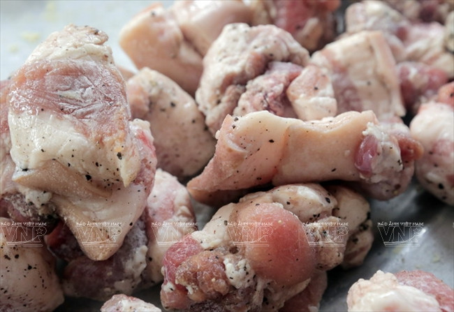 La viande de porc assaisonnée d’épices sert de garniture au bánh chưng.