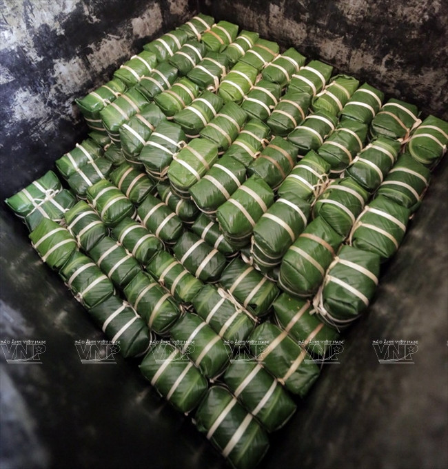 Les bánh chưng sont rangés en carreau dans la marmite.