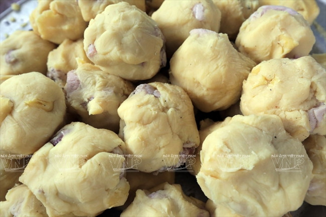 La purée de haricot mungo mélangée avec de la viande de porc pilée fait partie de la garniture du bánh chưng.