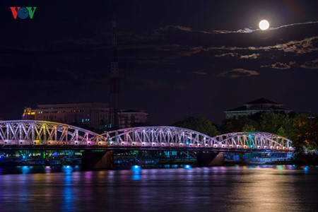 Le pont Truong Tien, le plus beau de Hue.