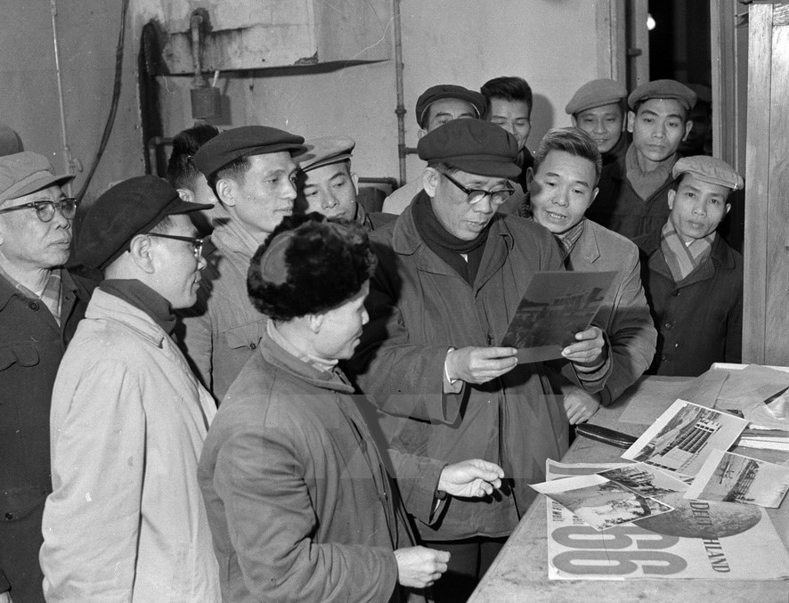 Le secrétaire général du Parti communiste du Vietnam (PCV) Le Duan regarde des photos de l'Agence vietnamienne d'Information, le 14 février 1967.