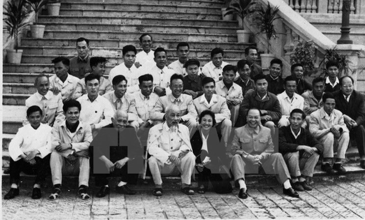 Le Président Ho Chi Minh, le vice-président Ton Duc Thang et le président du Comité permanent de l'Assemblée nationale Truong Chinh avec des journalistes couvrant le 3e Congrès national du Parti communiste du Vietnam en 1960. 