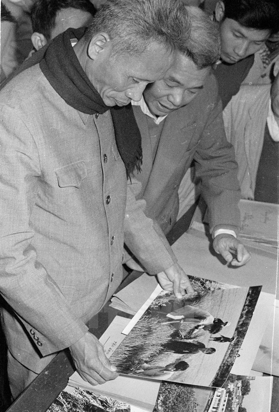 Le Premier ministre Pham Van Dong visite le bureau des photos de l'Agence vietnamienne d'Information. 