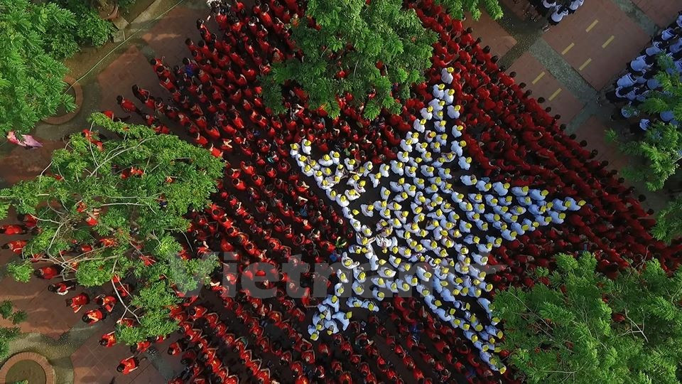Au collège-lycée Luong The Vinh, les élèves ont formé le drapeau national.