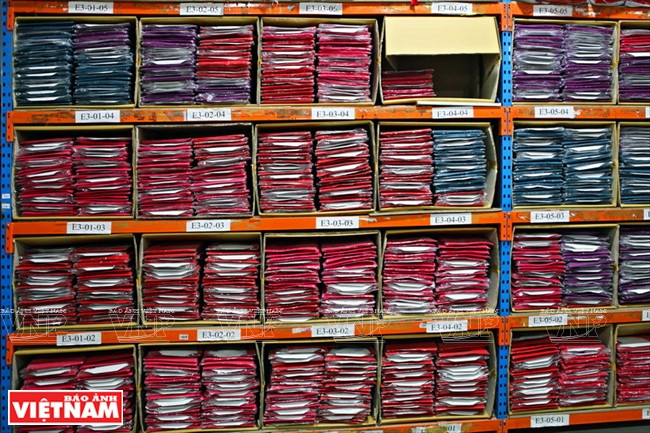 Les marchandises en provenance de ses installations de stockage sont transportées aux distributeurs par les moyens de transport du groupe.