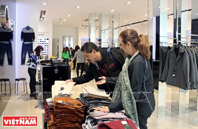 Son ​réseau de boutiques de mode « Owen » attire un grand nombre de clients. 