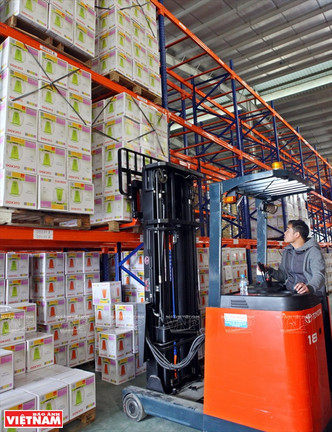Des paquets de produits sont estampillés et contrôlés par des machines modernes.