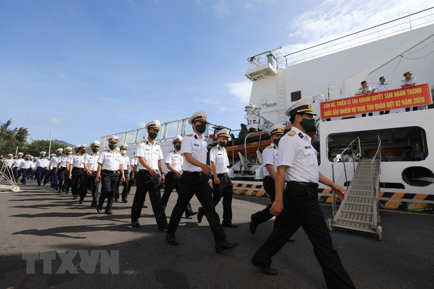 Les cadres et soldats de la marine montent à bord des navires pour effectuer leur mission dans le district insulaire de Truong Sa.