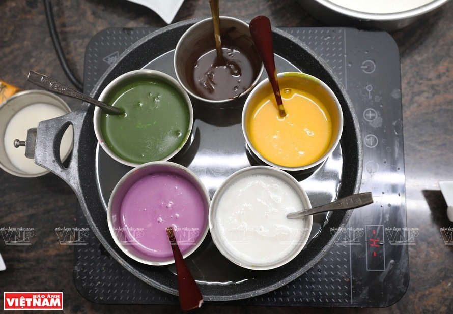 Les couleurs des pétales sont extraites des fruits et légumes disponibles dans la vie vietnamienne. 