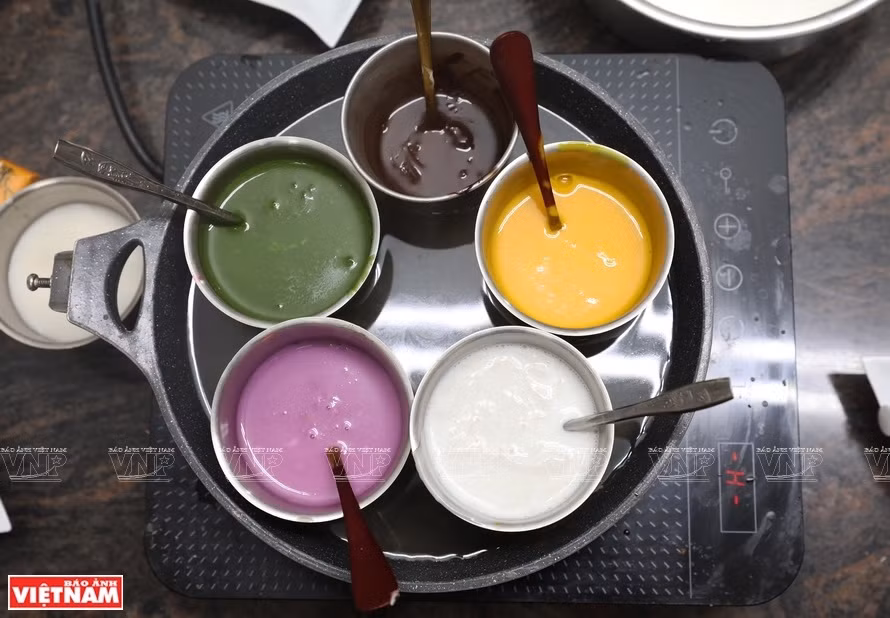 Les couleurs des pétales sont extraites des fruits et légumes disponibles dans la vie vietnamienne. 