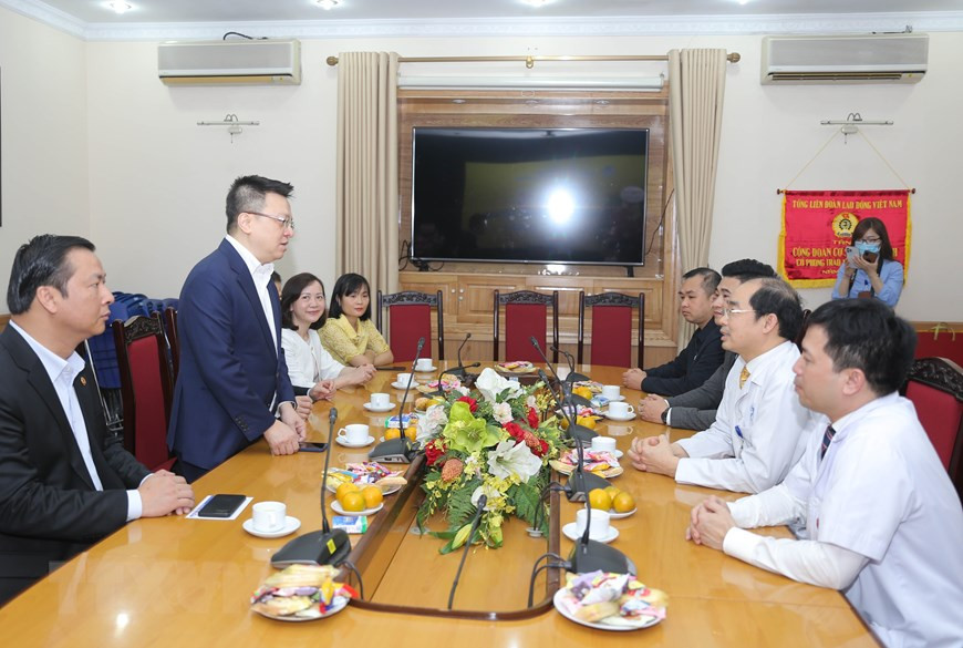 Le Quoc Minh adresse ses félicitations aux médecins de l'hôpital général Saint-Paul. Photo: VNA
