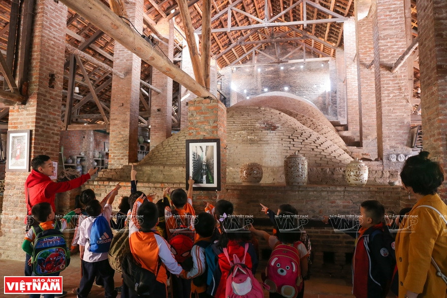 Bâu Cô, le plus grand et le plus ancien four du village, attire de nombreux visiteurs.