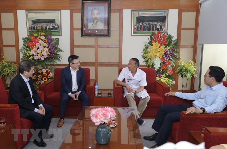 Le Quoc Minh, membre du Comité central du Parti, secrétaire du Comité du Parti de la VNA, directeur général adjoint de la VNA, parle au docteur Bach Quoc Khanh, directeur de l'Institut national d'hématologie et de transfusion sanguine, à l'occasion du 66e anniversaire de la Journée des médecins vietnamiens (27 février). Photo: VNA
