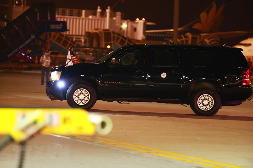 La voiture transportant la vice-présidente américaine quitte l'aéroport.