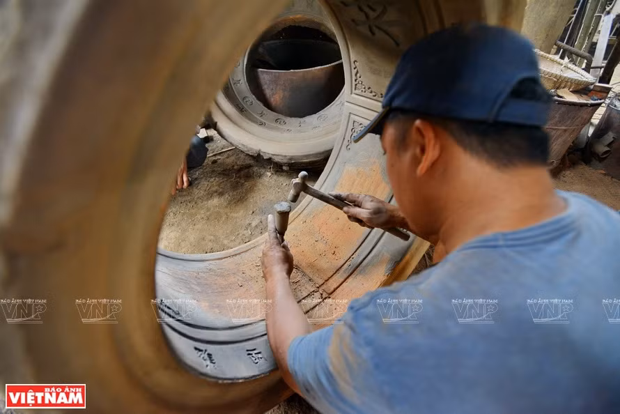 Création de moules par les fondeurs de bronze du village artisanal de Phuong Duc, à Huê. 