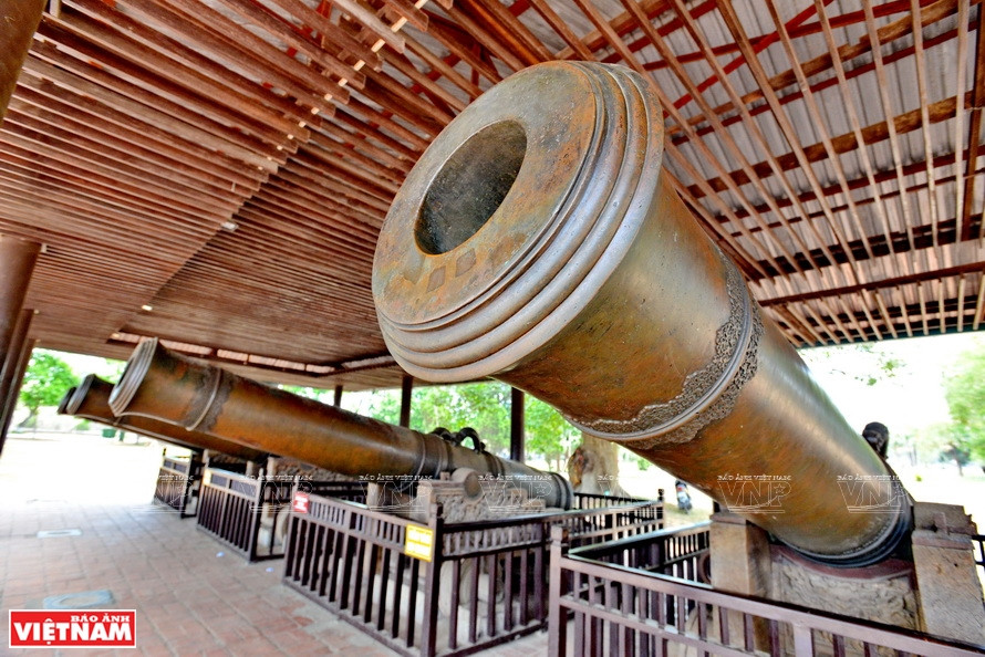 Cuu vi Thân công, les neuf canons sacrés, également considérés comme des génies, sont les plus imposantes pièces d’artillerie du Vietnam. Elles symbolisent la puissance et la stabilité du règne des Nguyên. 