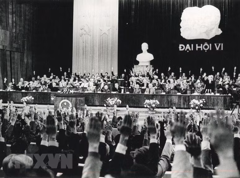Le 6e Congrès du Parti démarre la réforme, suscitant et promouvant la force et le potentiel pour faire avancer le pays. Photo: VNA 