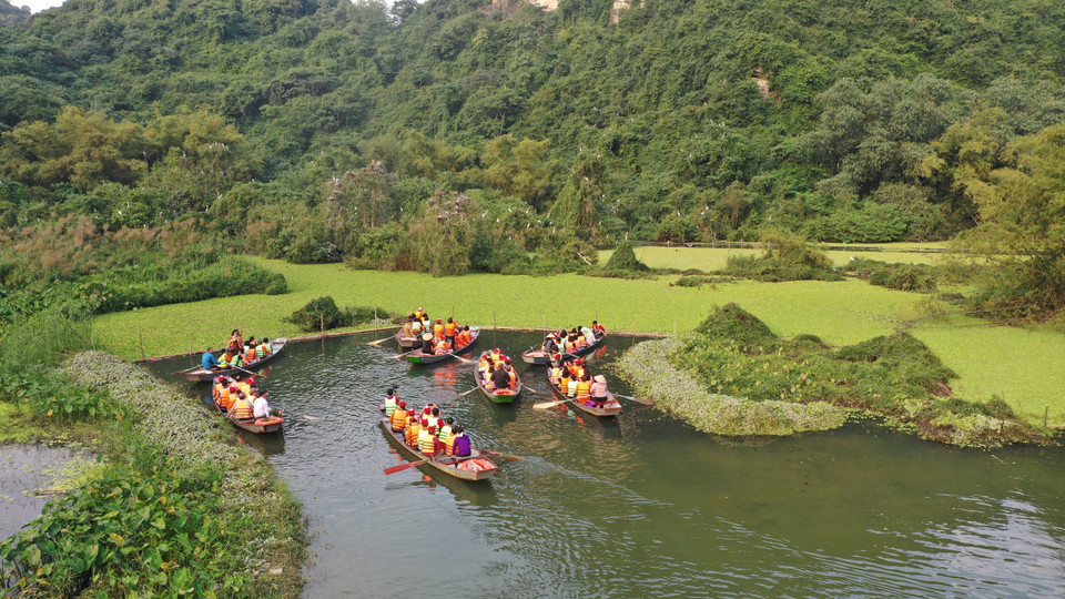 Des visiteurs se rendent dans la vallée du Soleil (Thung Nang).