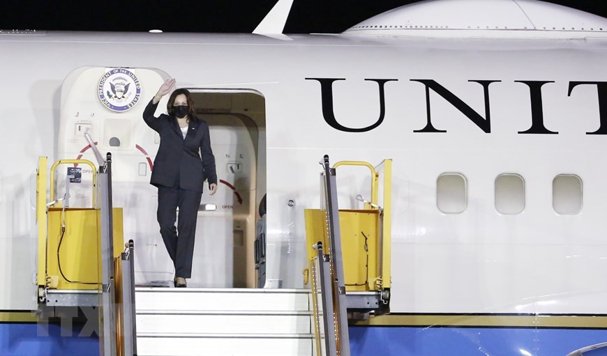 La vice-présidente des États-Unis Kamala Harris à l'aéroport international de Noi Bai.